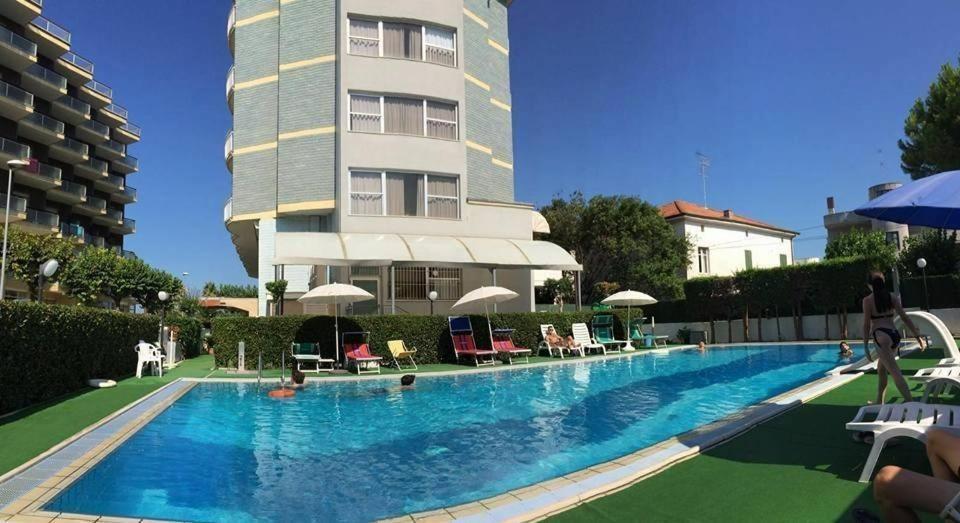Hotel Boston Alba Adriatica Kültér fotó