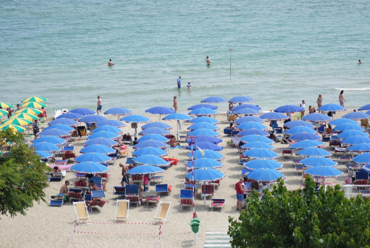 Hotel Boston Alba Adriatica Kültér fotó