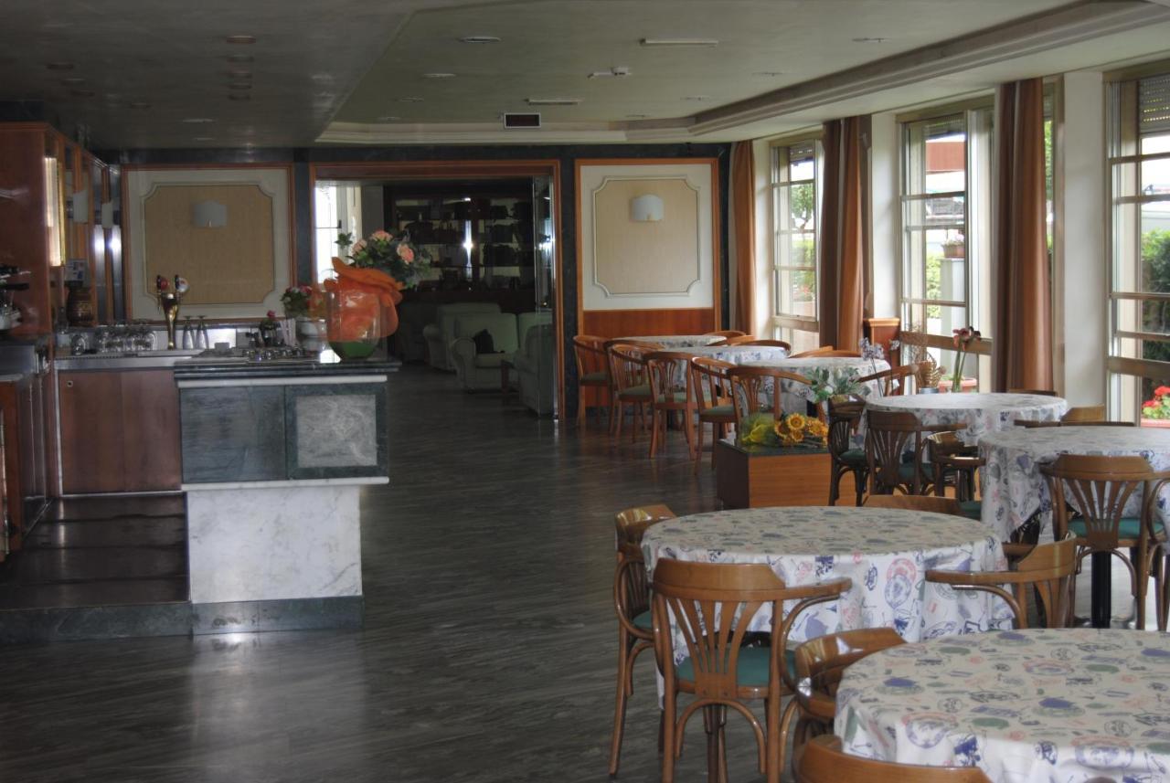 Hotel Boston Alba Adriatica Kültér fotó